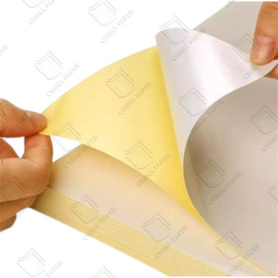 Dobra cena. Papier szklany powlekany silikonem z jednej strony Rolowanie białe żółte kolory do produkcji papieru etykietowego w Internecie